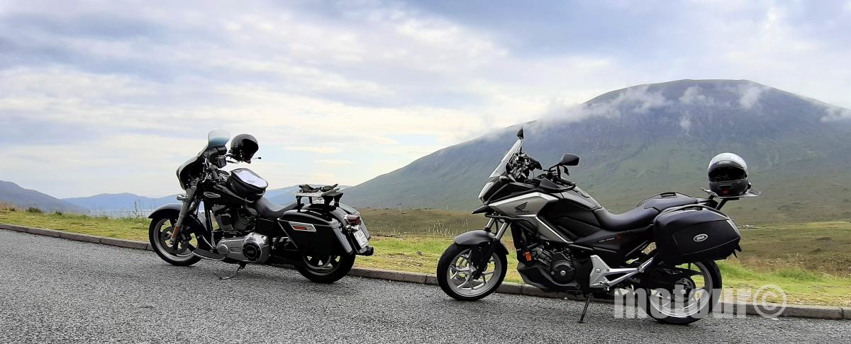 Zwei Motorräder auf dem Weg nach Irland