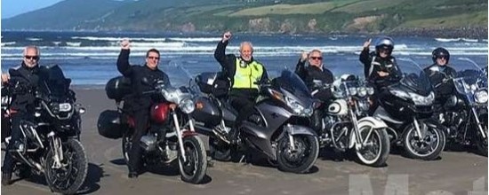 Gruppe von Motorradfahrern im Motorradurlaub mit Motour in Irland