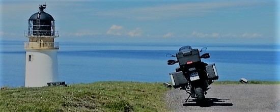 Motorrad parken während einer Motorradtour nach Cornwall in der Nähe eines Leuchtturms