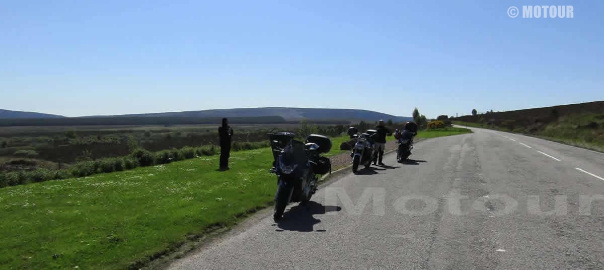 Zwischenlstopp mitten im Hochmoorgebiet während der Motorradferien Wales und England