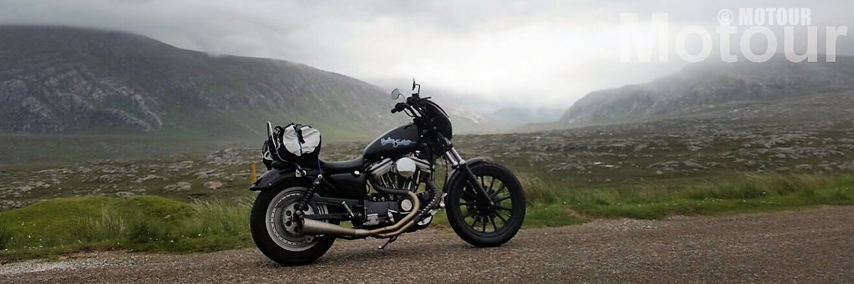 Harley Davidson im nebelhaften Hochmoorland Schottland während der Motorradferien