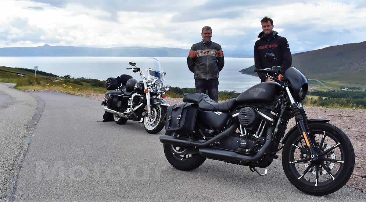 Vater und Sohn und zwei Harleys fahren mit Motour durch Schottland