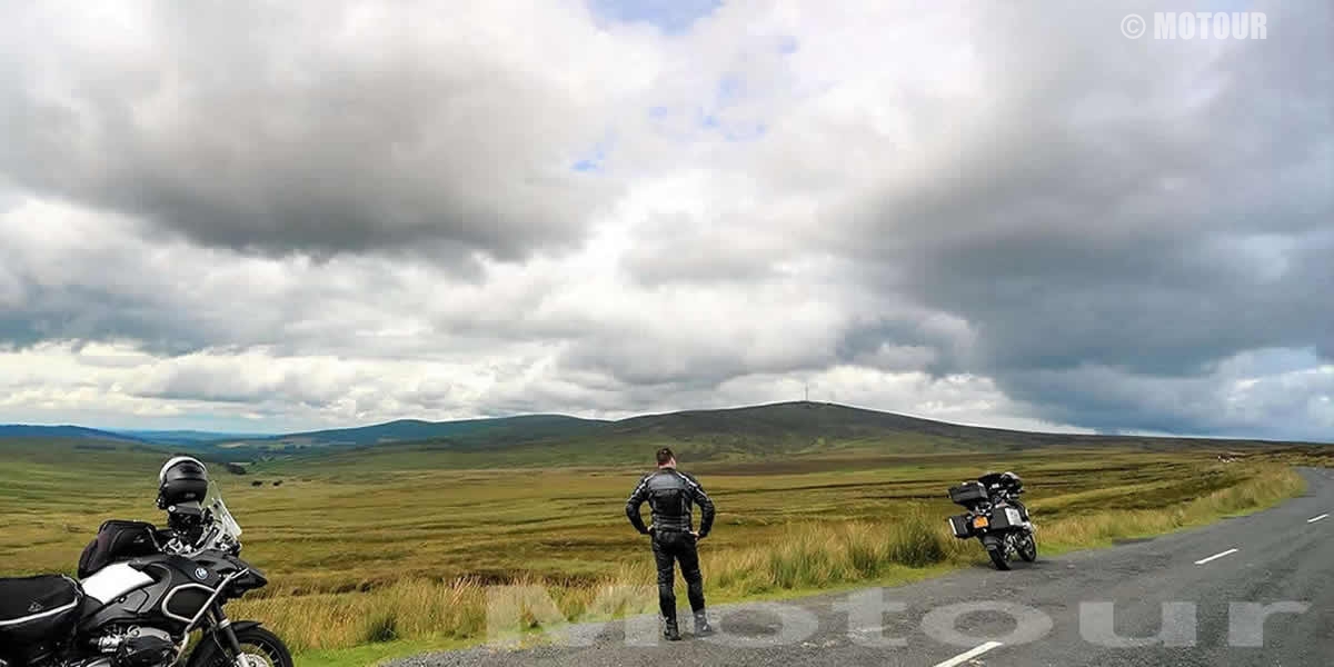 Zwischenstopp motorrundreise durch Wales mit eigenem Motorrad