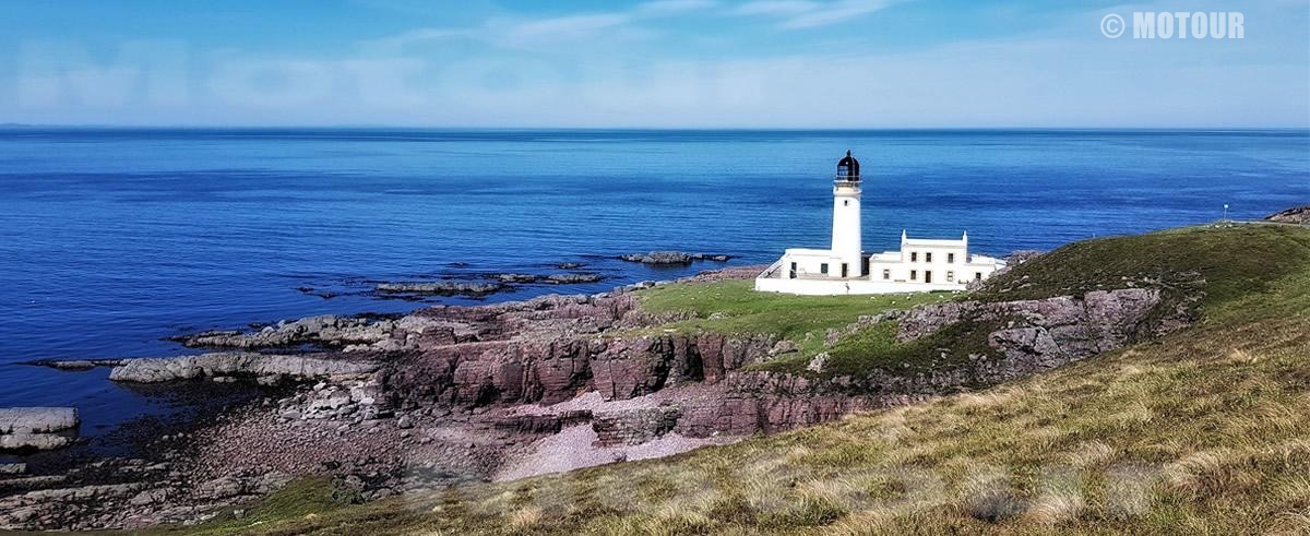 Weißer Leuchtturm während der Motorradtour durch Irland