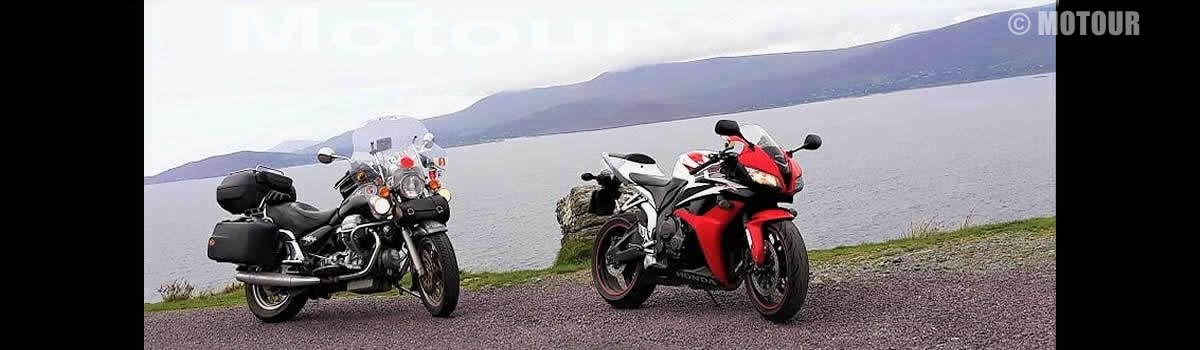 Ein Sport und ein Reisemotor entlang der Küste während einer Motorradtour durch Schottland.