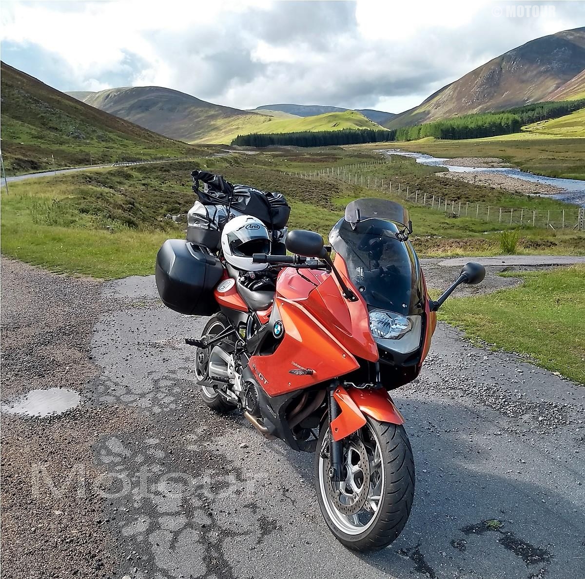 BMW Touring Motor im Glen Coe Valley Schottland