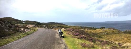 Motorrad einsam in den schottischen Highlands.