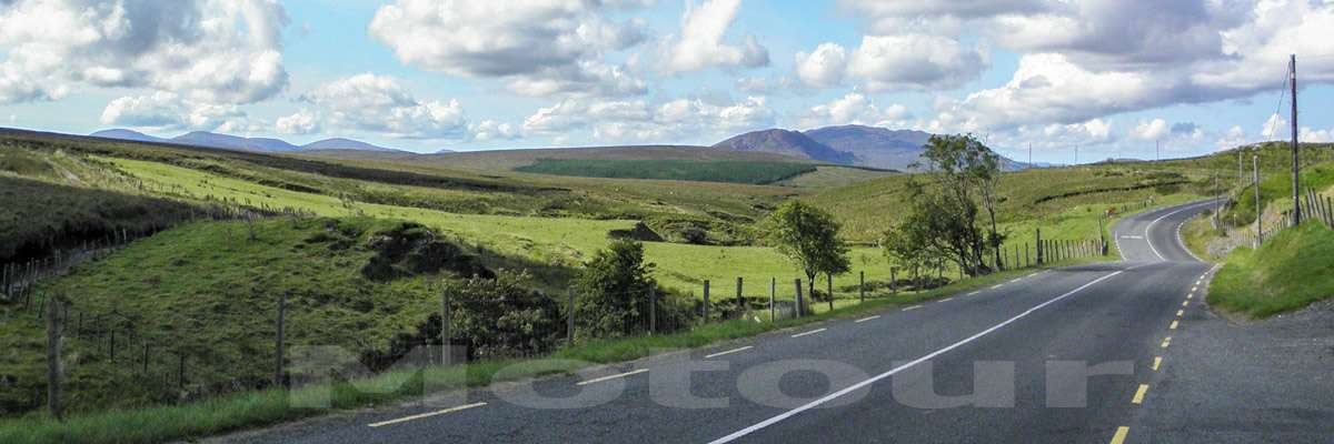 Wunderschöne Landstraße in Wales während unserer Motorradreise von Motour