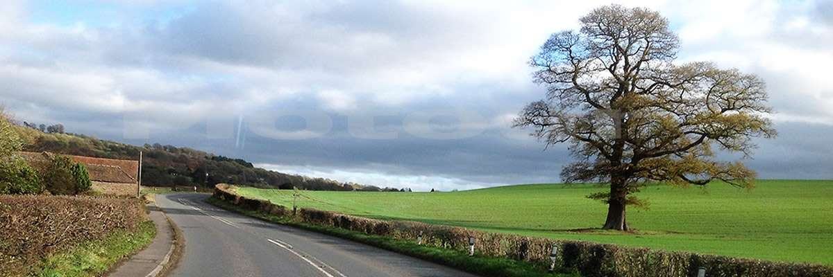 Ruhige und schöne Landstraße während unserer Motorradtour von Motour nach Irland