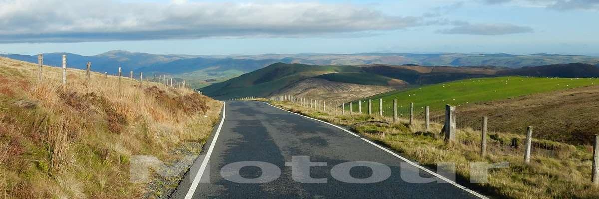 Wir fahren über die Hügelkuppen durch den Beacon National Park in Wales