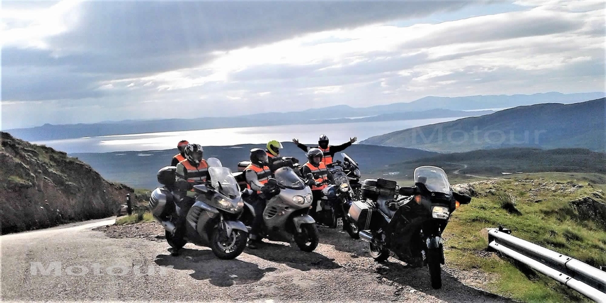 Motorradgruppe auf dem Gipfel des Berges