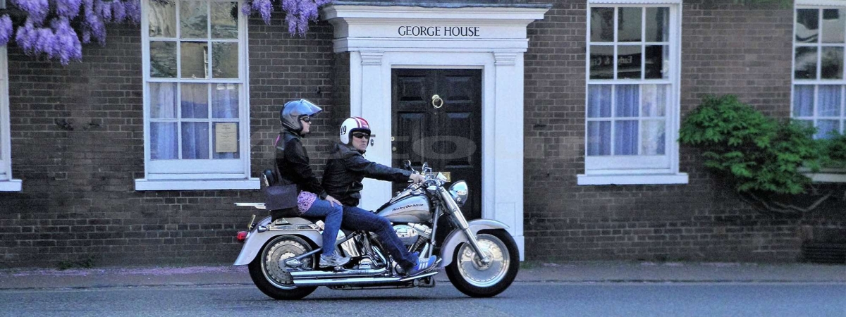 Harley vor der Haustür des Motorradurlaubs von mototour