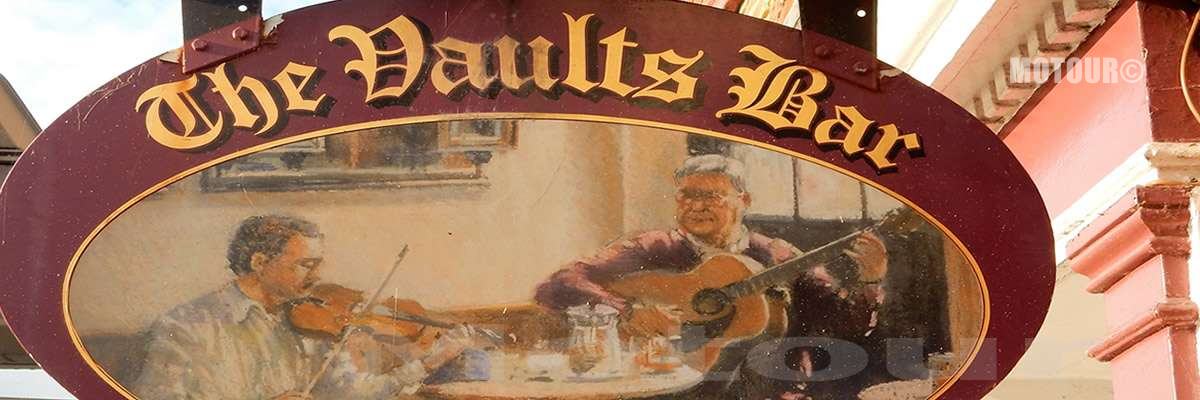 Traditionelle Pubs mit Live-Volksmusik auf unsere Motorradrouten von Motour