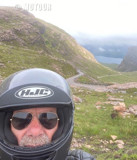 Detail Motorradfahrer mit Blick auf Glen Coe Pass Motorradurlaub Schottland