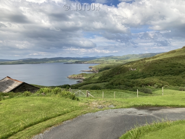 Einspurige weg während Motorradtour durch Schottland 