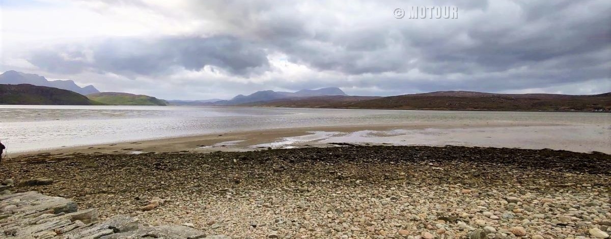 Landschaft mit Seeloch auf der Isle of Skye in Schottland