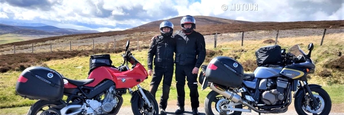 Kunden mit Motorrad in Schottland während einer Motorradreise