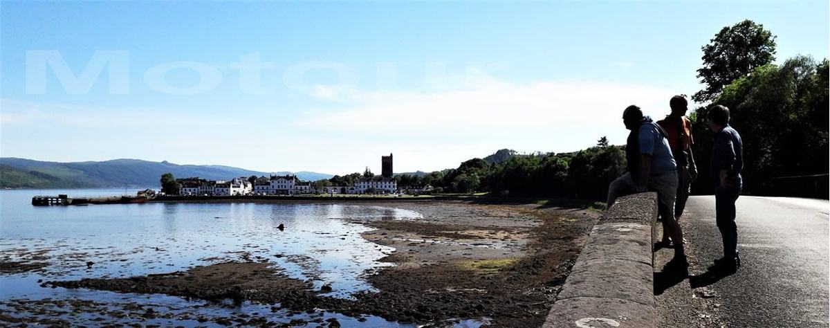 Blick auf weißen Städtchen Inveraray