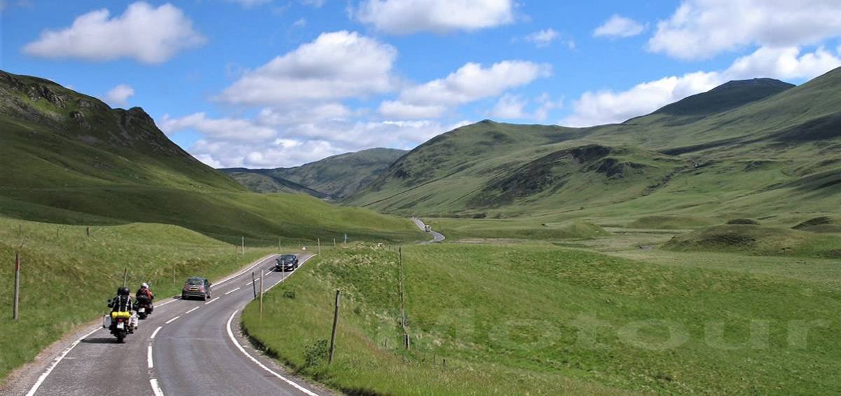Durch die Grampian Mountains während Motorradreise Schottland