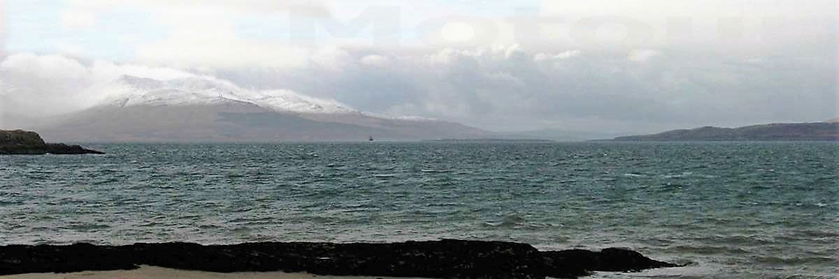 Sky: Blick auf die Inseln Scalpay Raasay während Motorradreise Westküste Schottland