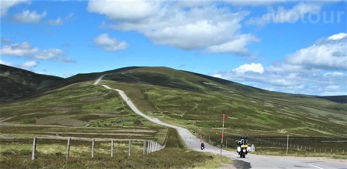 Motorradfahrer fahren während einer Motorradtour mit Motour Motorradreisen durch die Cheviot Hills