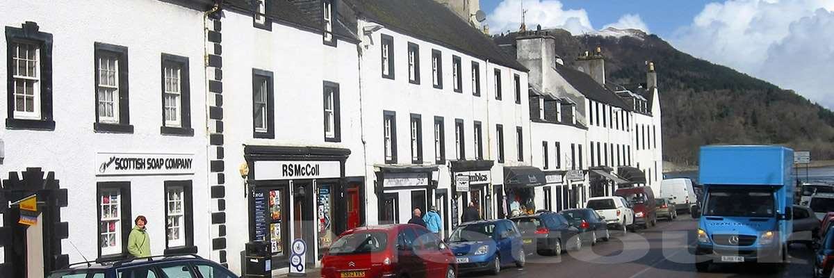 Motorradreise mit dem eigenen Motorrad nach Schottland, Ansicht der Dorfstraße Inveraray